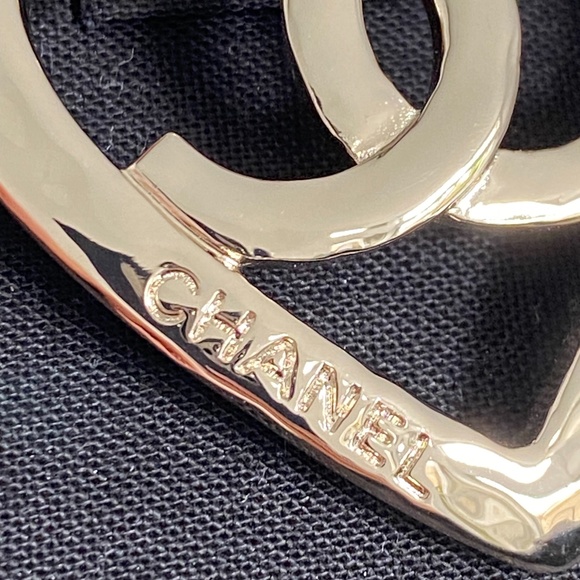 CHANEL 2022P GOLDEN TONE HEART METAL BROOCH WITH CC LOGO - Picture 7 of 16